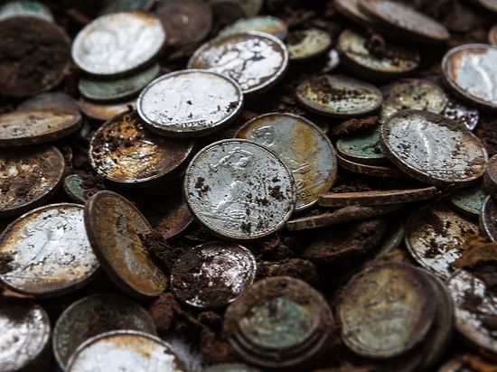 Несколько десятков монет 20-х годов XX века  были выкопаны при прокладке электрокабеля