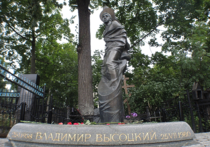 Накануне дня памяти Высоцкого на Ваганьково приходят его поклонники