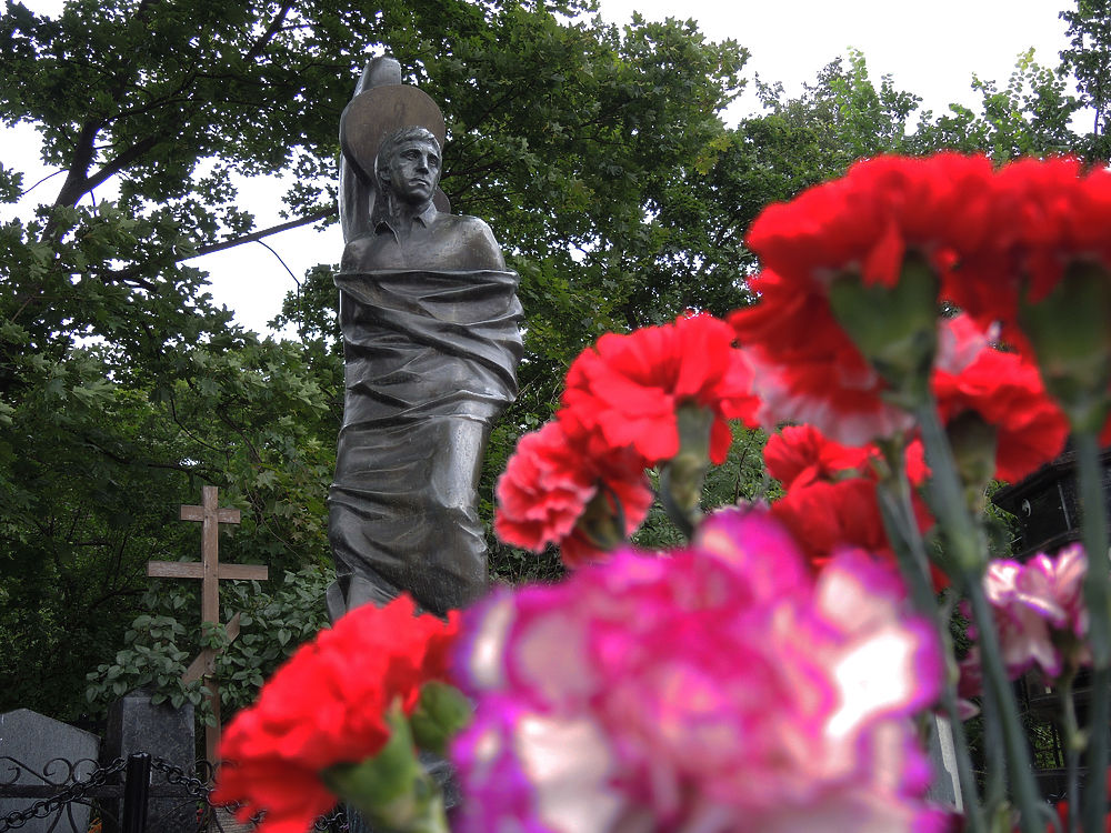 Накануне дня смерти Высоцкого поклонники несут цветы