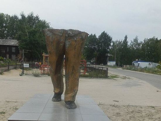 Делая «селфи», житель Томской области сломал памятник Ленину и «за это» попал в больницу