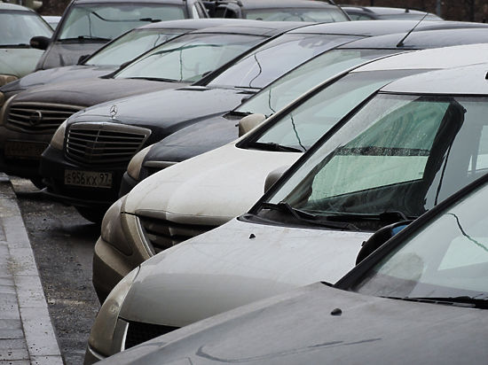ГИБДД предпринимает чрезвычайные меры для защиты горожан от машин возле домов