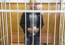Глава предвыборного штаба ПАРНАС Пивоваров вошел в суд под аплодисменты