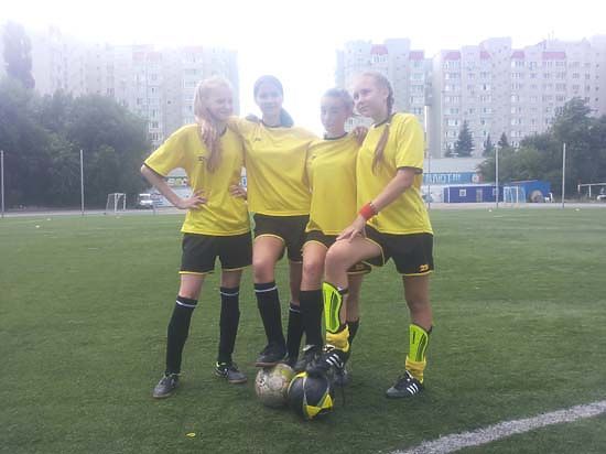 В играх на Кубок губернатора  среди команд по дворовому футболу  принимают участие и девочки