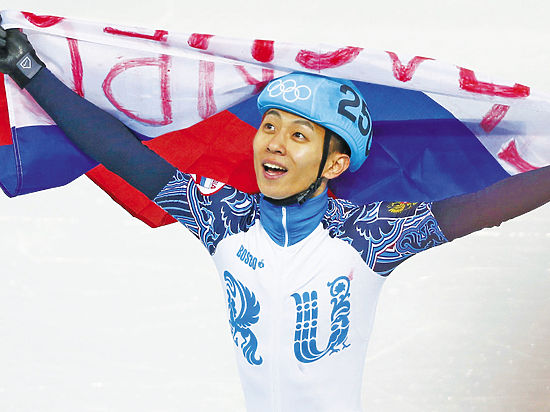 Шестикратный олимпийский чемпион, шестикратный абсолютный чемпион мира, 20-кратный чемпион мира и самый титулованный шорт-трекист в истории — кореец Ан Хен Су, родившийся в Сеуле. 