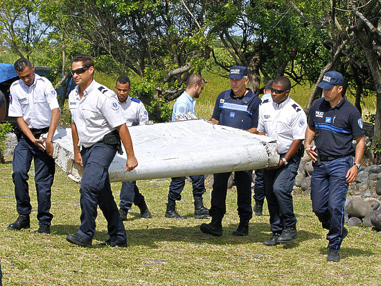 Анализ повреждений обнаруженного на Реюньоне закрылка может пролить свет на обстоятельства крушения рейса МН370