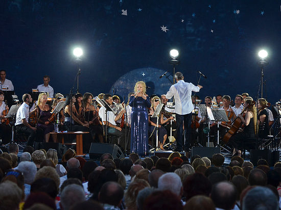 Крымский тур Ларисы Долиной завершился концертом в симферопольском Музтеатре