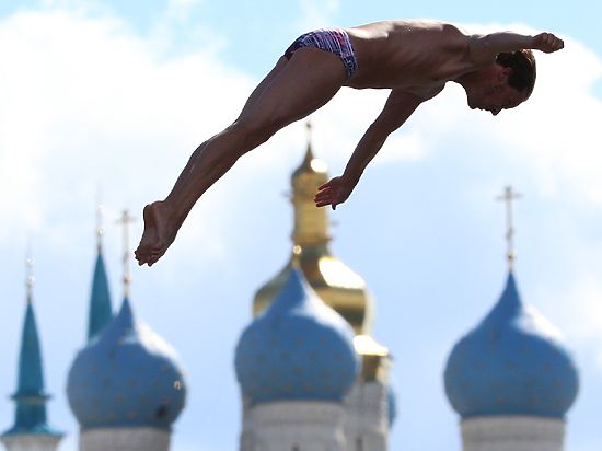 Казань наблюдает прыжки с крыши дома в девять этажей