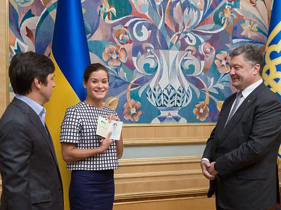 Порошенко вручил паспорта своей страны двоим россиянам