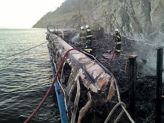 Пассажиров загоревшегося теплохода «Баргузин-2» спасла яхта «Лео»