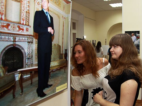 С 5 августа выставку редких фотографий президента РФ можно увидеть в Алуштинском историко-краеведческом музее.