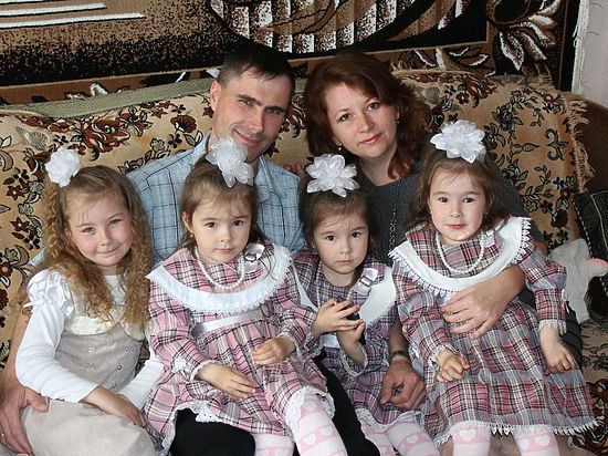 Самыми маленькими участниками стали Настя и Леша Медведевы, трехмесячных малышей на праздник доставили в колясках
