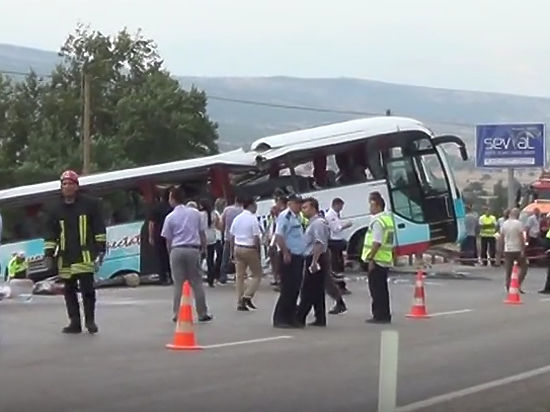 Автобус с россиянами занесло и он чуть не упал в пропасть...