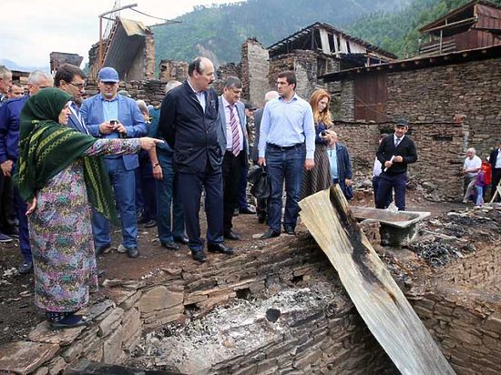 7 августа, Глава Дагестана побывал в селе Цехок Цунтинского района, где в результате пожара полностью сгорели 5 домов, частично пострадало одно домостроение