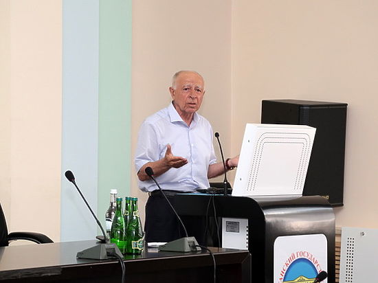 4 августа в конференц-зале ректората ДГУ состоялась презентация трех книг первого президента Дагестана Муху Алиева. Это – «Выбор курса», «Неожиданный поворот» и «Самур»
