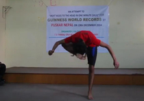 Непалец установил рекорд битья ногами себя по голове