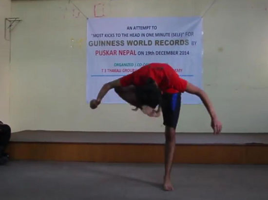 Непальский студент Пускар Непал попал в Книгу рекордов Гиннесса, ударив себя ногами по голове 134 раза за минуту