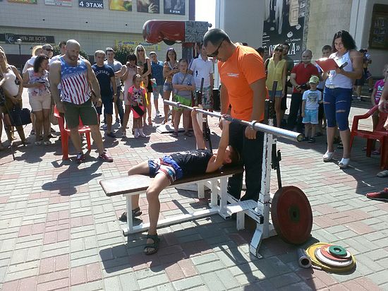 В День физкультурника куряне посоревновались в жиме лежа