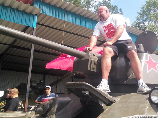 Силач из Владивостока установил новый мировой рекорд: танк был сдвинут почти на шесть метров
