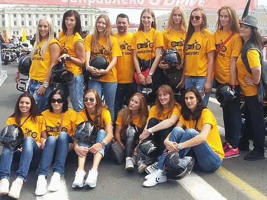  Женская волейбольная команда «Ленинградка» свой выходной провела, участвуя в мотопробеге по Питеру
