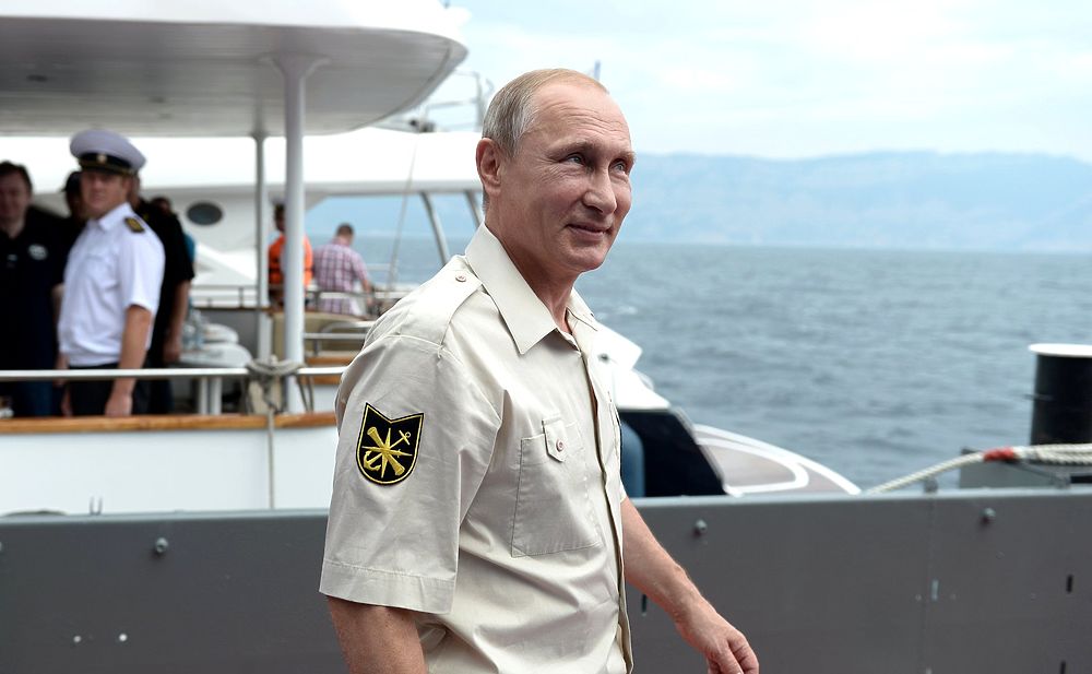 Президент ушел на дно: Путина сажали в батискаф восемь человек