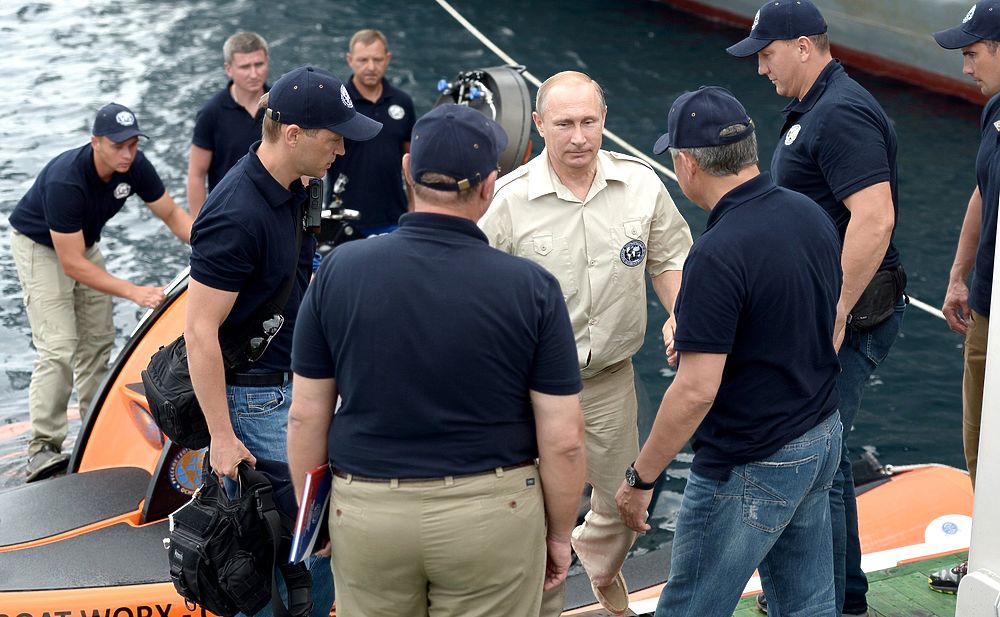 Президент ушел на дно: Путина сажали в батискаф восемь человек