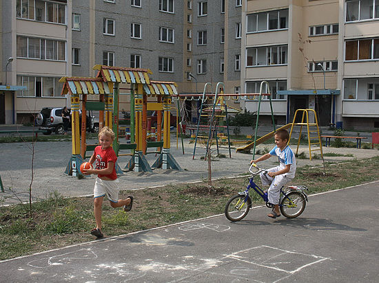 В Челябинских дворах  заасфальтируют тротуары и установят детские площадки