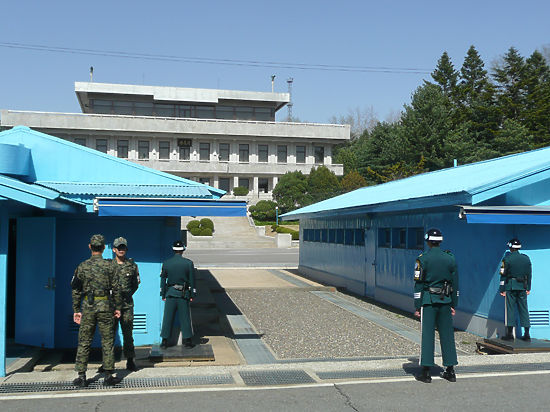 А КНДР, по данным южнокорейских СМИ, направляет к границе новые силы
