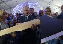 Дети на авиасалоне подарили Путину летающий топор и командирские часы