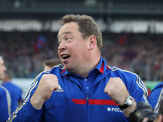 Главный тренер ЦСКА преодолел квалификацию Лиги чемпионов с клубом, а теперь постарается добиться подобного успеха с национальной сборной в отборе к Евро-2016
