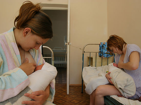Российские педиатры будут стимулировать мам кормить детей естественным образом