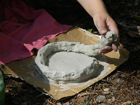 Участники Ветлужской археологической экспедиции изготовили древний сосуд