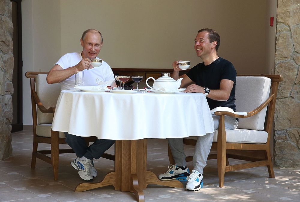 Путин и Медведев вместе посетили тренажерный зал и позавтракали