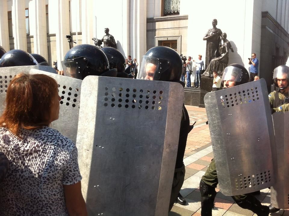 Митингующие радикальные активисты штурмуют Верховную раду Украины
