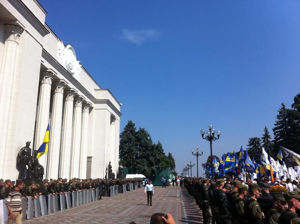 Митингующие радикальные активисты штурмуют Верховную раду Украины