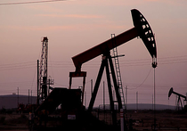 Нефть держится выше 52 долларов, рубль падает