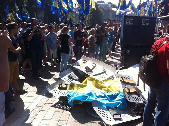 По другой версии, он погиб от осколка боевой гранаты