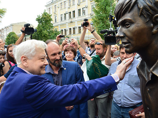 В минувшую субботу в Саратове состоялось открытие скульптурной композиции в честь нашего земляка, народного артиста СССР Олега ТАБАКОВА