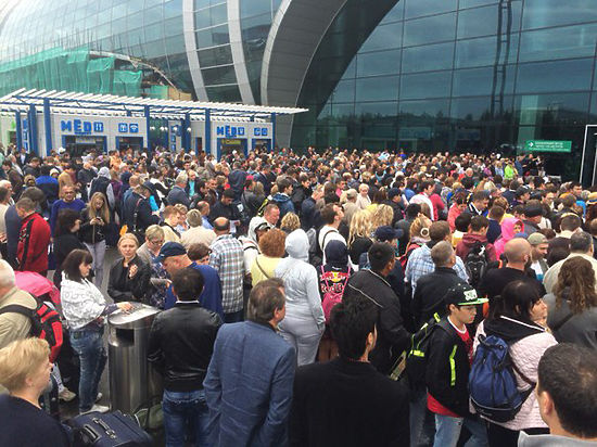 Пожар в аэропорту «Домодедово» утром 3 сентября стал причиной задержки 60 рейсов и автомобильной пробки, растянувшейся на несколько километров