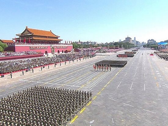 По площади Тяньаньмэнь промаршировали около 12 тысяч военнослужащих и 500 единиц техники