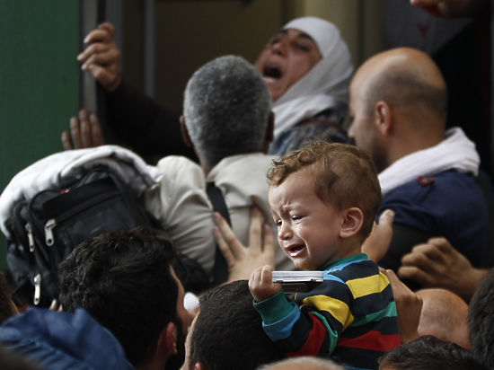 Венгрия не соблюдает условия Дублинского соглашения, отказываясь оставлять беженцев у себя, а те рвутся в Швецию и ФРГ