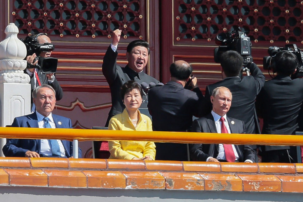 Путину на параде в Пекине показали новинки китайской военной техники