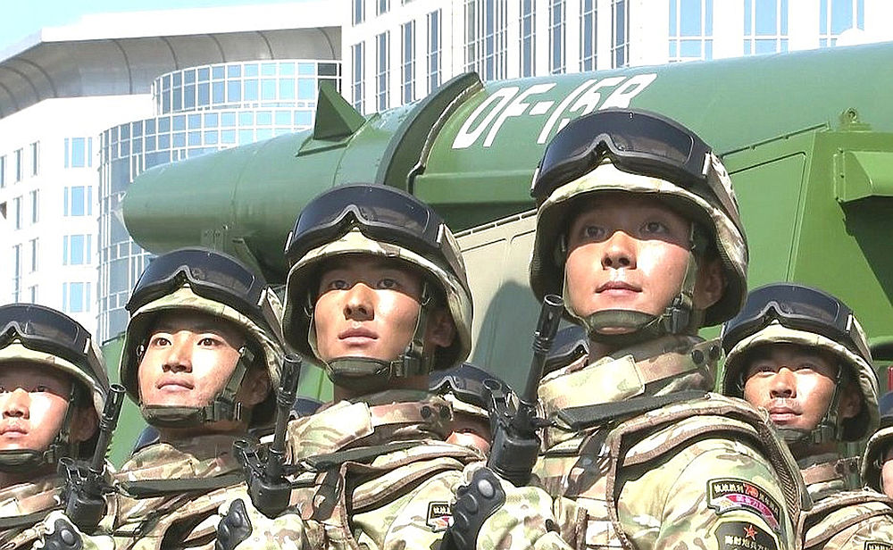 Путину на параде в Пекине показали новинки китайской военной техники