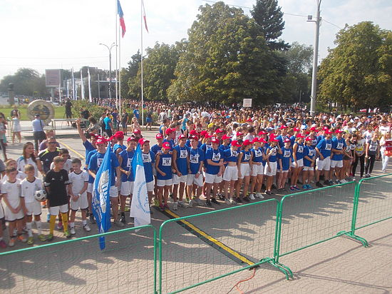 Возглавил колонну спортсменов министр спорта и образования РФ Дмитрий Ливанов