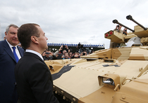 В Нижнем Тагиле Медведеву показали тайную комнату, полную секретного оружия