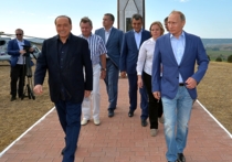 Путина и Берлускони, выпивших «массандры», в Ялте атаковала толпа