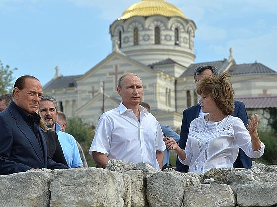 И поклялся поддерживать демократию