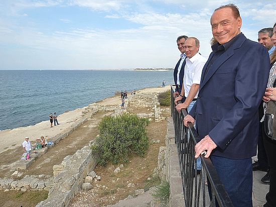 Как Берлускони вышагивал по Крыму с Путиным без повестки Как Берлускони вышагивал по Крыму с Путиным без повестки