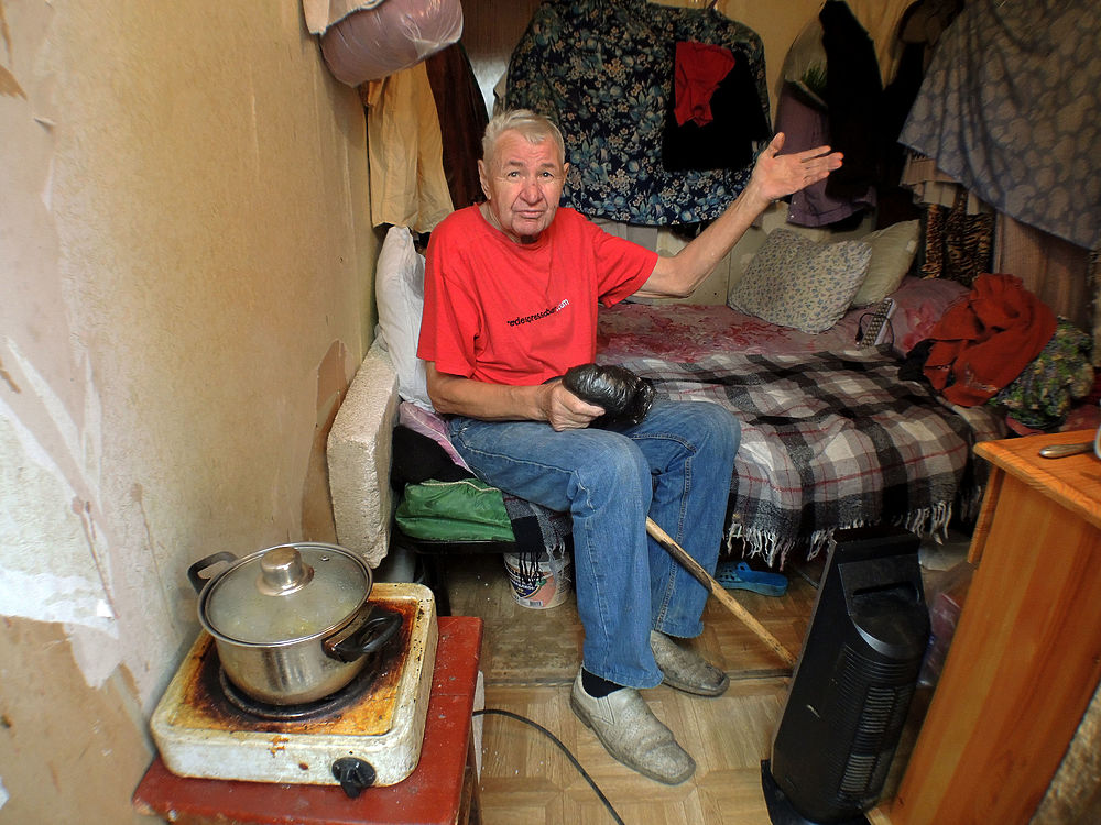 После того, как сгорел дом на Рублевке, пенсионеры переселились в курятник