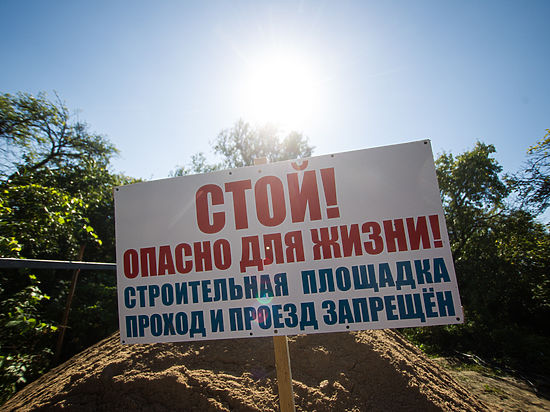 В четверг, 17 сентября, утром в садовом товариществе "Остров" на Октябрьском острове в Калининграде начали сносить домики