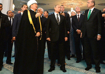 На открытии московской Соборной мечети Путину пришлось снять ботинки 